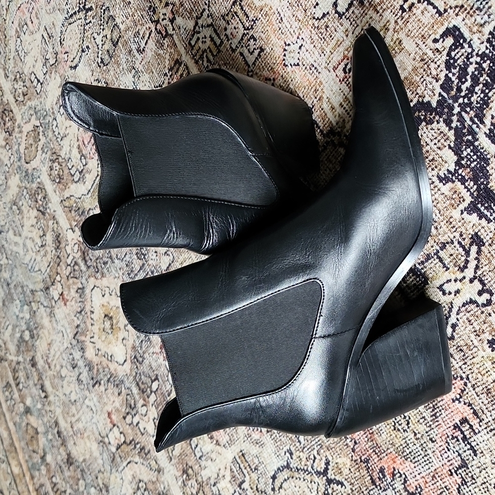 STUNNING Steve Madden black leather slip on bootie! - Picture 8 of 8